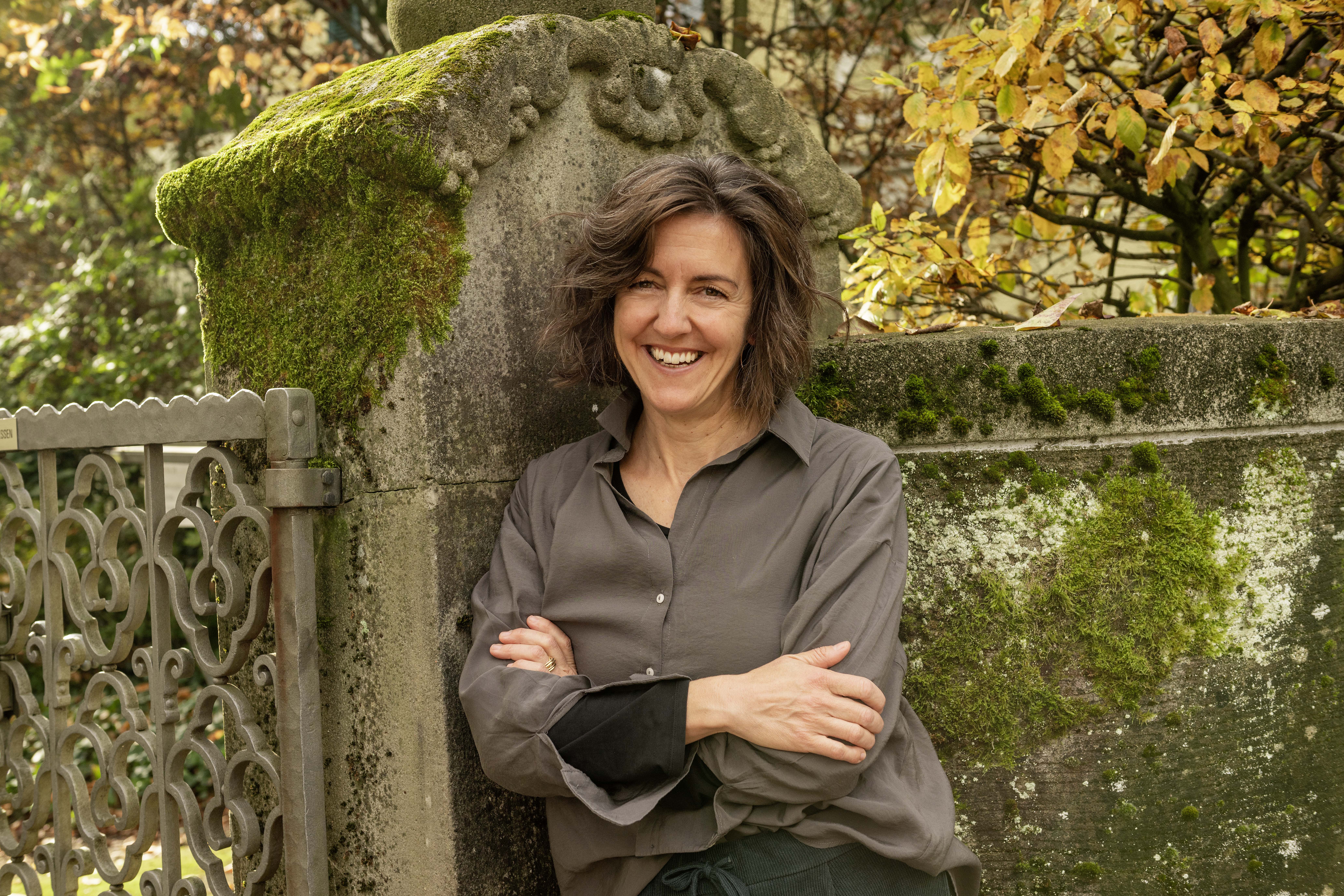 Porträt vor grün-terracottafarbener Wand